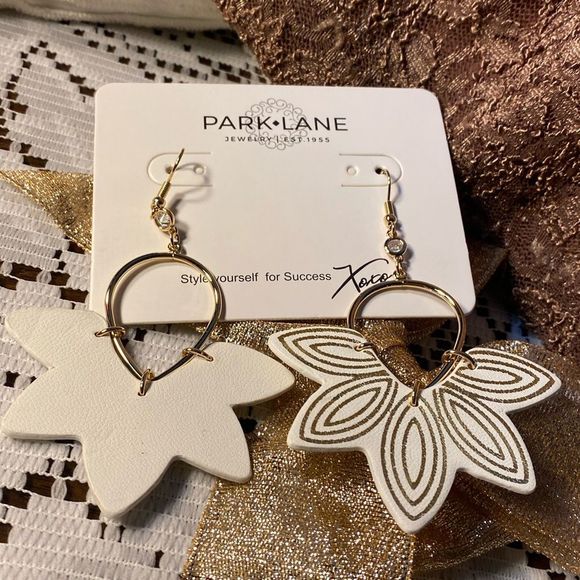 NWT VEGAN WHITE LEATHER FLORAL HYDRANGEA STATEMENT EARRINGS WHITE GOLD ACCENT - Picture 14 of 14